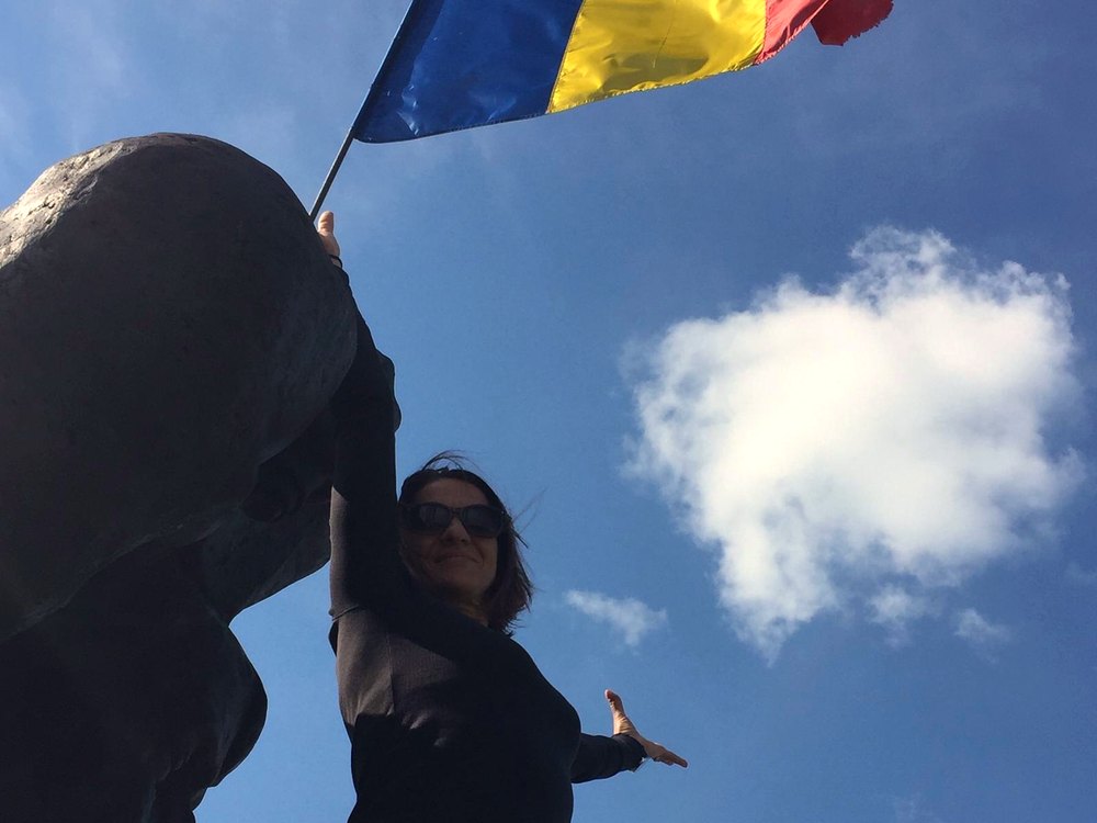 Elena Tonietto holding the Romanian flag
